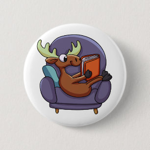 Badge Rond 5 Cm Oie lisant un livre sur un canapé choisir la cou