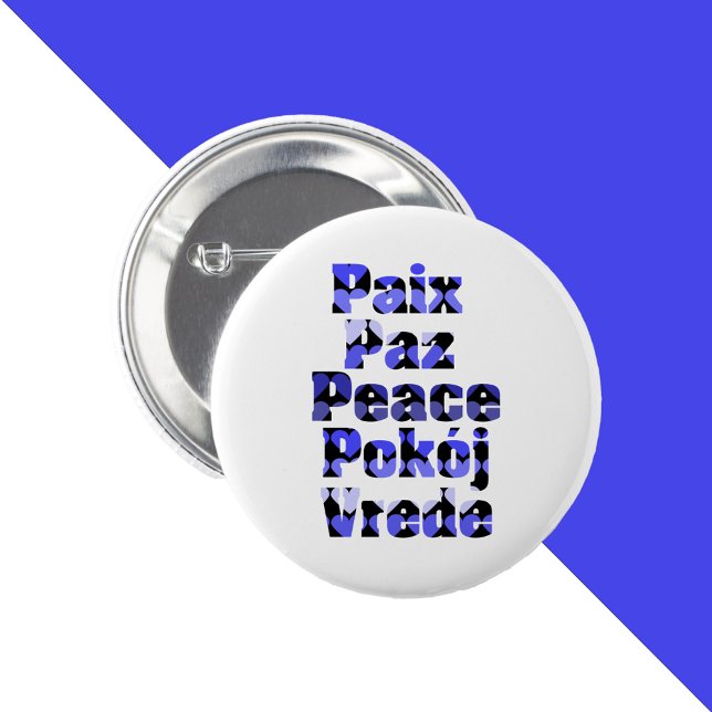 Badge Rond 5 Cm Paix Plusieurs Langues Cœurs Bleus (A pin back button that says peace in a variety of foreign languages with blue hearts.)