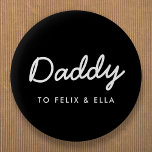 Badge Rond 5 Cm Papa | Modern Kids Names Fête des pères Noir<br><div class="desc">Simple et élégant Daddy vous propose des citations d'art dans une typographie manuscrite contemporaine dans un style minimaliste moderne sur un arrière - plan noir qui peut être facilement personnalisé avec votre nom d'enfant ou message personnel. Le cadeau parfait pour votre père spécial pour son anniversaire, sa fête des pères...</div>