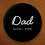 Badge Rond 5 Cm Papa moderne | Fête des pères de noms d'enfants No<br><div class="desc">Simple, élégant papa personnalisé citation design dans une typographie manuscrite contemporaine dans un style minimaliste moderne sur un arrière - plan noir qui peut facilement être personnalisé avec votre nom d'enfant ou message personnel. Le cadeau parfait pour votre père spécial pour son anniversaire, sa fête des pères ou juste parce...</div>