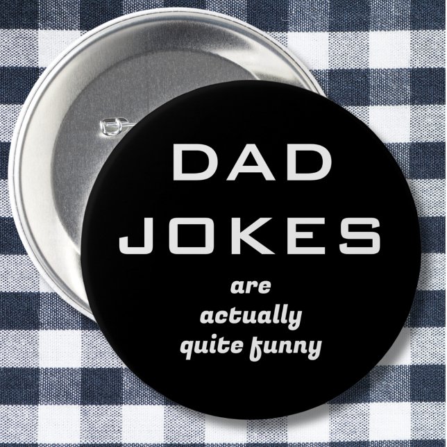 Badge Rond 5 Cm Papa plaisante Humour noir et blanc (A humorous button badge with caption 'Dad jokes are actually quite funny' in white text on black)