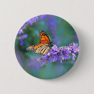 Badge Rond 5 Cm Papillon monarque sur une fleur de lilas violet