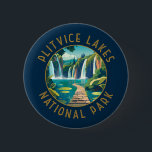 Badge Rond 5 Cm Parc national des lacs Plitvice Croatie en état de<br><div class="desc">Conception d'oeuvres vectorielles Plitvice Lakes. Les lacs du parc sont séparés par des barrages travertins naturels,  créés par l'eau qui s'écoule en couches minces au-dessus des seuils.</div>