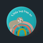Badge Rond 5 Cm Parcelle turquoise sur arc-en-ciel Un petit câlin<br><div class="desc">Ce joli design de boutons a un paresseux serrant un arc-en-ciel !</div>