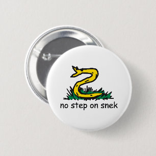 Badge Rond 5 Cm Pas de pas sur les mèmes de snek parodie de Gadsde
