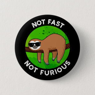 Badge Rond 5 Cm Pas Fast Pas Furny Funny Film Sloth Pun Dark BG