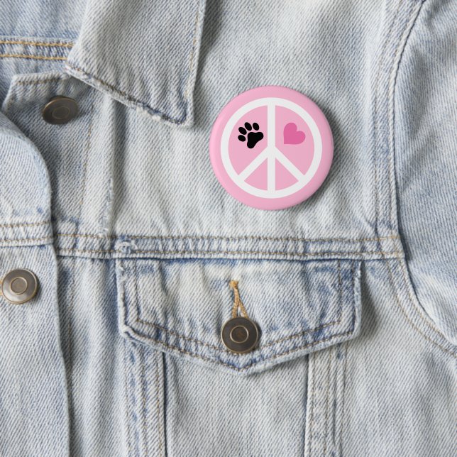 Badge Rond 5 Cm Pawprint Peace Love Paws (En situation)