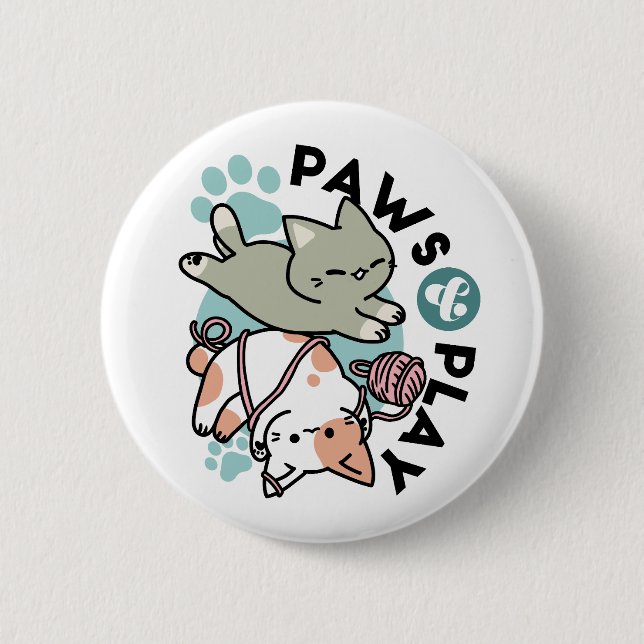 Badge Rond 5 Cm Paws and Play – Adorable Cat Illustration (Devant)