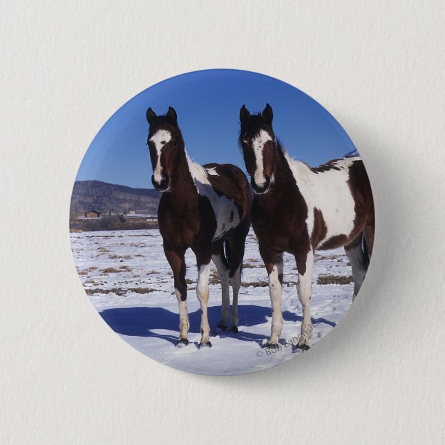 Badge Rond 5 Cm Peignez les chevaux se tenant dans la neige (Devant)