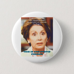BADGE ROND 5 CM PERSONNE STUPIDE DE NANCY PELOSI- UN