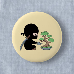 Badge Rond 5 Cm Petit bonsaï d'arrosage Ninja sur jaune