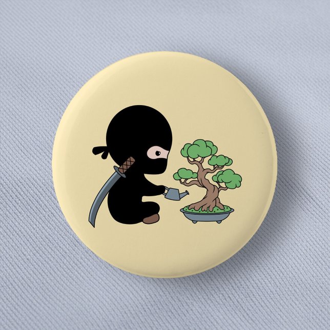 Badge Rond 5 Cm Petit bonsaï d'arrosage Ninja sur jaune (Créateur téléchargé)