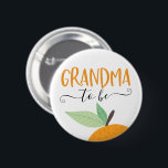 Badge Rond 5 Cm Petit Cutie Citrus Orange Grand-mère à être bouton<br><div class="desc">Faites savoir à tout le monde au baby shower qui la grand-mère est avec cette épingle mignonne ! Voir la collection entière pour plus d'articles correspondants !</div>