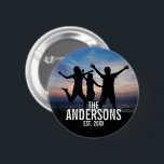 Badge Rond 5 Cm Photo de famille personnalisée avec nom de famille<br><div class="desc">Cadeau photo de famille personnalisé, décoré avec nom de famille et établi année en blanc moderne sans serif style police, parfait avec photo carré. Parfait pour les fêtes de vacances, la fête du ménage, la fête de la réunion de famille et cadeau pour toutes les occasions spéciales. Remarque : La...</div>