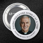 BADGE ROND 5 CM PHOTO PRIESTHOOD SIMPLE NOIR ET BLANC<br><div class="desc">Parfait pour le dimanche de la prêtrise, les anniversaires d'ordination ou toute occasion de rendre hommage au clergé, cette épingle sert de symbole significatif d'appréciation et de respect pour ceux qui consacrent leur vie au service du Christ et de son Eglise. L'arrière - plan blanc veille à ce que le...</div>