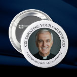 BADGE ROND 5 CM PHOTO PRIESTHOOD SIMPLE NOIR ET BLANC<br><div class="desc">Parfait pour le dimanche de la prêtrise, les anniversaires d'ordination ou toute occasion de rendre hommage au clergé, cette épingle sert de symbole significatif d'appréciation et de respect pour ceux qui consacrent leur vie au service du Christ et de son Eglise. L'arrière - plan blanc veille à ce que le...</div>