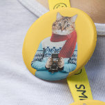 Badge Rond 5 Cm Photographe de chat en Vintage Sweater Quirky<br><div class="desc">Éclairez votre journée avec ce cool et ce bouton décalé. Il présente une illustration de collage photo d'un chat habillé d'un pull de style rétro et tenant une caméra vintage.</div>