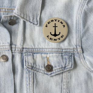Badge Rond 5 Cm phrase latin Fais vite lentement Festina lente