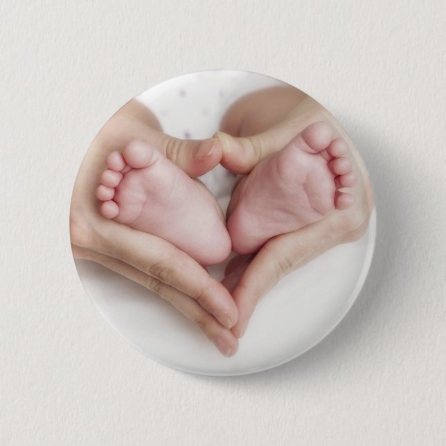 Badge Rond 5 Cm Pieds de bébé dans des mains de mère (Devant)
