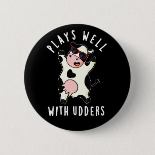 Badge Rond 5 Cm Plays Well With Udders Funny Cow Pun Dark BG