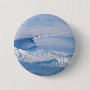 Badge Rond 5 Cm Plume Émanant Du Volcan Kliuchevskoi.