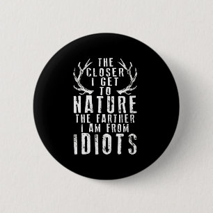Badge Rond 5 Cm Plus Je Me Rapproche De La Chasse Naturelle