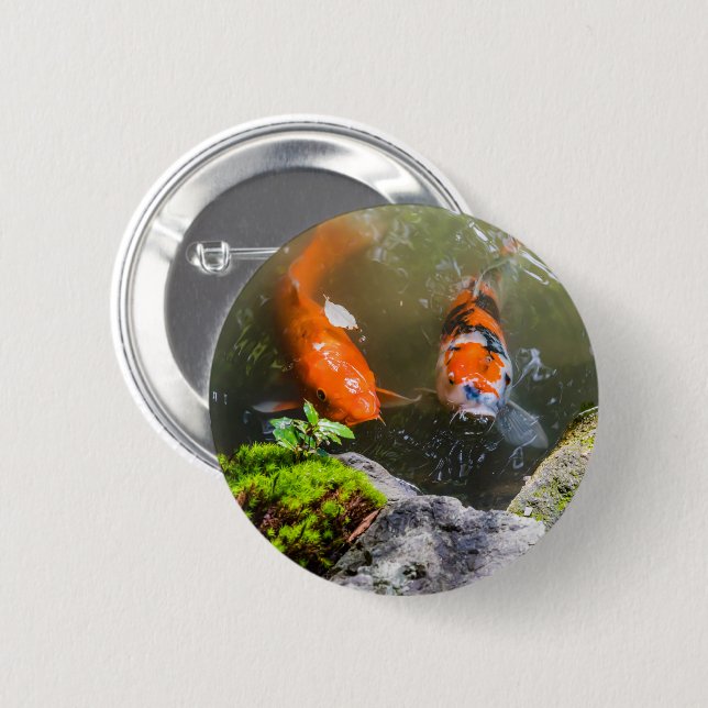 Badge Rond 5 Cm Poisson Koi dans un étang (Devant & derrière)