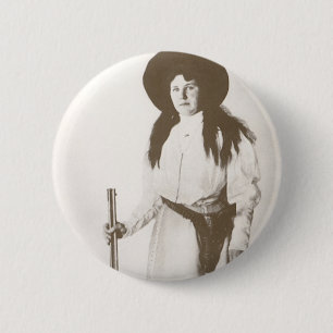Badge Rond 5 Cm Portrait photo d'une cowgirl tenant un fusil, c191