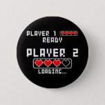 Badge Rond 5 Cm Pregnancy Announcement Baby Player 2<br><div class="desc">Funny Gamer "Player 1 Ready Player 2 Loading" Maman 2nd baby pregnancy announcement present. Mothers Day Toxits,  for Women,  great to wear during baby shower,  gender reveal party or pregnancy announcement</div>