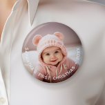 Badge Rond 5 Cm Premier Noël du bébé - Simple Photo type courbe<br><div class="desc">Ajoutez une photo à ce mignon petit aimant - parfait pour les filles ou les garçons. Une photo avec un type de superposition fait un aimant mémorable pour votre réfrigérateur. Utilisez un instantané mignon de votre téléphone et faites un article qui sera dernier pendant des années. Une police minimale moderne...</div>