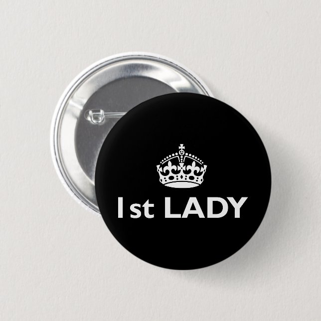 Badge Rond 5 Cm Première dame | Funny Royal Satire (Devant & derrière)