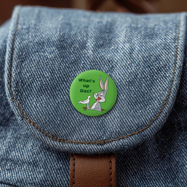 Badge Rond 5 Cm QU’EST-CE QUE LE DOC ?™ BOGS BUNNY™ Rabbit Hole (Button on simulated bag)