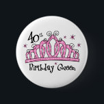 Badge Rond 5 Cm Quarantième LT de reine d'anniversaire de diadème<br><div class="desc">La reine a QUARANTE ans ! Et elle devrait royal attired sur cet anniversaire d'étape importante avec un de notre T-shirts ou habillement comportant un diadème rose couvert en bijoux. Le texte indique la quarantième REINE d'ANNIVERSAIRE. Grand quarantième cadeau d'anniversaire pour son altesse. En outre disponible sur des sacs fourre-tout,...</div>