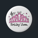 Badge Rond 5 Cm Quarantième LT de reine d'anniversaire de diadème<br><div class="desc">La reine a QUARANTE ans ! Et elle devrait royal attired sur cet anniversaire d'étape importante avec un de notre T-shirts ou habillement comportant un diadème rose couvert en bijoux. Le texte indique la quarantième REINE d'ANNIVERSAIRE. Grand quarantième cadeau d'anniversaire pour son altesse. En outre disponible sur des sacs fourre-tout,...</div>
