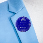 Badge Rond 5 Cm Quinceanera royal bleu argent parties scintillant<br><div class="desc">Pour un élégant Quinceañera, 15ème anniversaire. Une couleur arrière - plan bleue royale tendance. Décoré avec de la poussière de parties scintillant en faux argent, une couronne de tiare. Personnalisez et ajoutez un nom, un âge et une date. Quinceañera est écrit avec un script de style moderne écrit à la...</div>