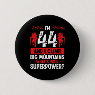 Badge Rond 5 Cm Randonneur de 44 ans escaladant des montagnes 44 B
