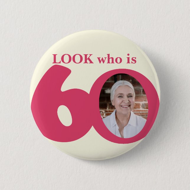 Badge Rond 5 Cm Regardez qui est 60 photo fun crème rose bouton /  (Devant)