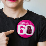 Badge Rond 5 Cm Regardez qui est 60 photo personnalisée rose blanc<br><div class="desc">60e anniversaire amusant photo rose chaud avec le texte blanc look qui est 60 pin badge bouton. Personnalisez ce badge d'âge avec une photo de la fille d'anniversaire. Une excellente idée pour ajouter du plaisir à une fête du soixantième anniversaire. Il peut aussi être utilisé en achetant plusieurs épingles pour...</div>