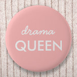 Badge Rond 5 Cm Reine du théâtre | Moderne tendance Cute rose élég<br><div class="desc">Simple et élégant "drama queen" amusant cool citent un badge d'art dans la typographie minimaliste moderne en blanc sur un arrière - plan rose doux qui peut facilement être personnalisé avec vos propres mots. Ce design féminin tendance et mignon est le parfait exemple pour vous-même ou comme cadeau pour un...</div>