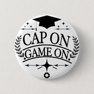Badge Rond 5 Cm Remise des diplômes, casquette sur, jeu en cours