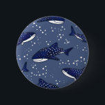 Badge Rond 5 Cm Requin de baleine étoilée (noir)<br><div class="desc">Des requins baleines étoilés nagent parmi les étoiles</div>