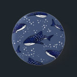 Badge Rond 5 Cm Requin de baleine étoilée (noir)<br><div class="desc">Des requins baleines étoilés nagent parmi les étoiles</div>