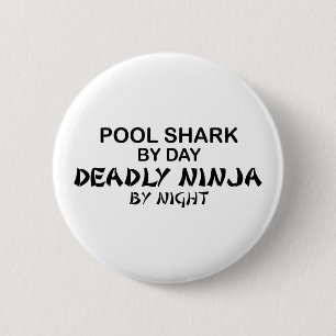 Badge Rond 5 Cm Requin de piscine Ninja mortel par nuit