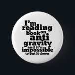 Badge Rond 5 Cm Réserver sur Anti Gravity Funky Science Geek Puns<br><div class="desc">Je suis en train de lire un livre sur l'anti-gravité et il est impossible de le poser. Un jeu de mots de science amusant pour ceux qui aiment étudier la science. Cool et humoristique citent des articles pour les étudiants du collège qui se spécialisent en physique. Parfait pour les scientifiques...</div>