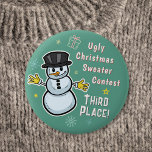 Badge Rond 5 Cm Retro Snowman Ugly Christmas Sweat Concours 3e<br><div class="desc">Ces boutons de bonhomme de neige mignon et rétro font le prix parfait pour les gagnants de votre concours de pull de Noël moche! Ils comprennent un bonhomme de neige souriant d'aspect vintage avec des icônes modernes du milieu du siècle et les mots "Laid Christmas Sweater Contest / Troisième place!"...</div>