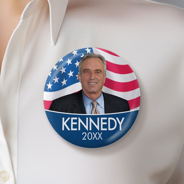 Badge Rond 5 Cm RFK JR - Robert Kennedy Photo avec drapeau 2024 (Kennedy Campaign Button - Great Rally button for the Next Election)