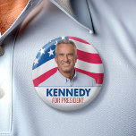 Badge Rond 5 Cm Robert F Kennedy JR 2024 - avec l'arrière - plan d<br><div class="desc">Un design classique avec le nom de Kennedy et une photo avec un drapeau agitant dans l'arrière - plan. Un modèle patriotique pour Kennedy candidat à l'élection présidentielle de 2024.</div>