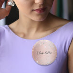 Badge Rond 5 Cm Rose or argent parties scintillant poussière monog<br><div class="desc">Un élégant arrière - plan rose à l'aspect faux métallique. Décoré avec de la poussière de parties scintillant en faux argent. Personnalisez et ajoutez votre nom. Le nom est écrit avec un script de style écrit à la main.</div>