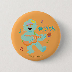 Badge Rond 5 Cm Rue Sésame Rosita jouant de la guitare