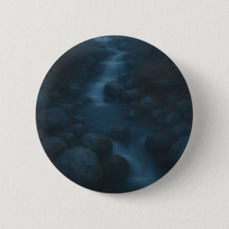 Badge Rond 5 Cm Ruisseau de minuit – Eaux murmurantes dans la brum